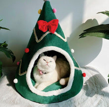 Afbeelding in Gallery-weergave laden, Adorable Velvet Christmas Tree Pet Bed-Furbaby Friends Gifts